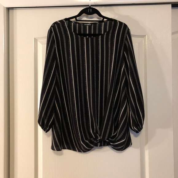 Roz & Ali Tops - NWOT Roz & Ali Black & White Crepe Printed Top